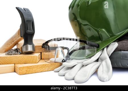 Nahaufnahme eines Zimmermanns hammer, Helm, Schutzbrille und Schutzhandschuhe auf einem weißen Hintergrund. Industrie Bau, Arbeitssicherheit. Stockfoto