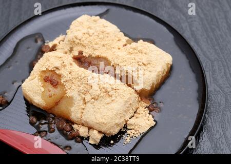 Japanische traditionelle Süßwaren, Shingen Mochi Süßigkeiten auf Gericht Stockfoto