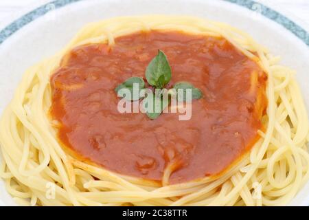 Nahaufnahme von Pasta-Spaghetti mit Tomatensauce und Basilikum Stockfoto