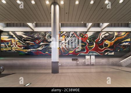 Halle der SHIBUYA Station, die zur Inokashira Linie führt und deren Wand mit einem riesigen gres verziert ist Stockfoto