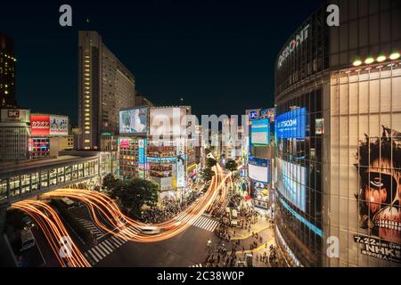 Luftaufnahme der Shibuya Crossing Kreuzung vor der Shibuya Station in einer Sommernacht mit Stockfoto