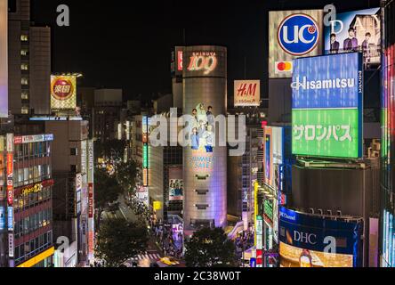 Luftaufnahme der Shibuya Crossing Kreuzung vor der Shibuya Station in einer Sommernacht mit Stockfoto