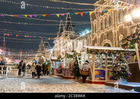 Moskau, Russland, 28. Januar 2020: Menschen auf Weihnachtsmarkt auf dem Roten Platz im Stadtzentrum von Moskau, dekoriert und beleuchtet Rot Stockfoto