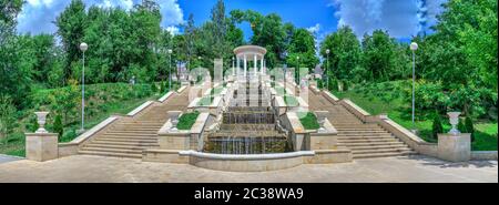 Chisinau, Republik Moldau - 06.28.2019. Cascading Treppen oder Scara Cascadelor in der Nähe der Valea Morilor See in Chisinau, Republik Moldau Stockfoto