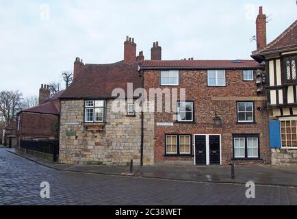 Alte Gebäude rund um den Klosterkirche und Hof in york. Stockfoto