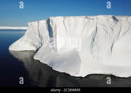 Eisarrays der antarktis. Eisberge in antarktischen Gewässern. Stockfoto