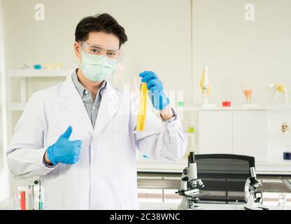 Ein asiatischer Wissenschaftler experimentiert mit der Suche nach Medizin. Im Labor Stockfoto