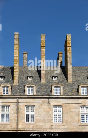 St. Malo, Frankreich - 14. September 2018: Die Stadtmauern und Häuser von St. Malo in der Bretagne, Frankreich Stockfoto