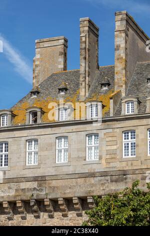 St. Malo, Frankreich - 14. September 2018: Die Stadtmauern und Häuser von St. Malo in der Bretagne, Frankreich Stockfoto