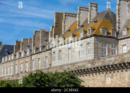 St. Malo, Frankreich - 14. September 2018: Die Stadtmauern und Häuser von St. Malo in der Bretagne, Frankreich Stockfoto