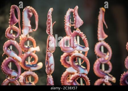 Baby Krake Fleisch auf Stöcken Stockfoto