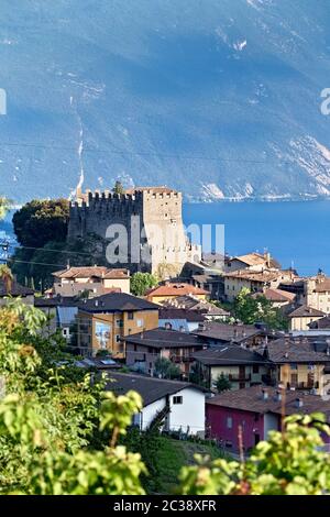 Die mittelalterliche Burg und das alte Dorf Tenno. Im Hintergrund Gardasee. Provinz Trient, Trentino-Südtirol, Italien, Europa. Stockfoto