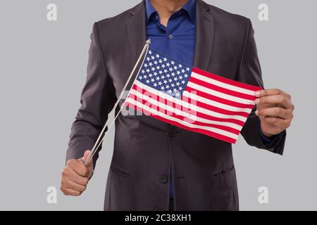 Geschäftsmann Hält Amerikanische Flagge Nahaufnahme. Indischer Geschäftsmann steht mit USA Flagge in Händen Stockfoto