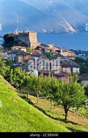 Die mittelalterliche Burg und das alte Dorf Tenno. Im Hintergrund Gardasee. Provinz Trient, Trentino-Südtirol, Italien, Europa. Stockfoto