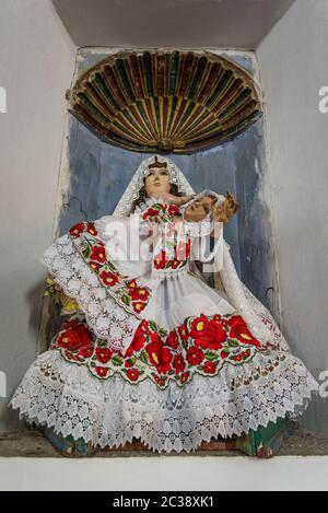 Madonna mit Kind in bunten Tracht, Valladolid, Yucatan, Mexiko Stockfoto
