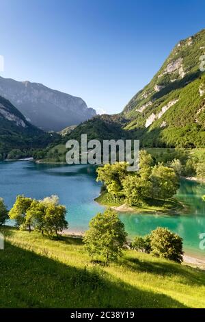 Frühling am Alpensee von Tenno. Provinz Trient, Trentino-Südtirol, Italien, Europa. Stockfoto