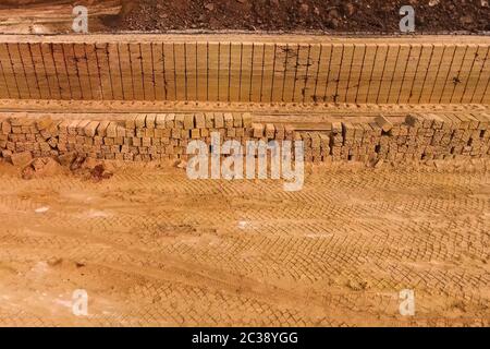 Steinbruch im Muschelbruch. Eine Muschel in einem Steinbruch sofort in Blöcke schneiden. Stockfoto