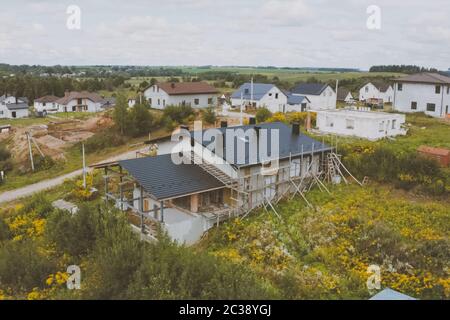 Modernes Dach aus Metall. Dunkelgraues Dach eines Industriegebäudes aus Metall. Wellblech Dach und Metalldach. Stockfoto