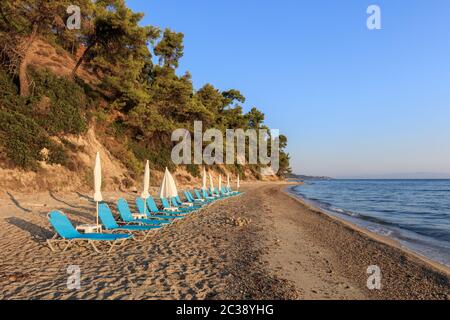 Sonnenaufgang in Kriopigi Beach. Der Halbinsel Kassandra von Chalkidiki, Griechenland Stockfoto