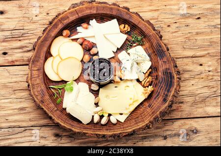 Käse auf dem hölzernen Tisch. Verschiedene Arten von Käse Stockfoto