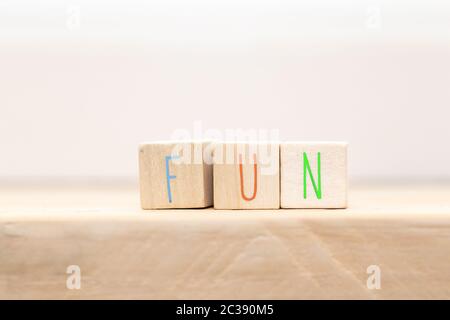 Holzwürfel mit Hashtag und dem Wort Fun in verschiedenen Farben, Social-Media-Konzept Hintergrund Nahaufnahme Stockfoto