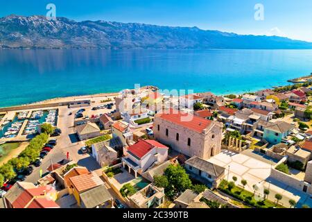 Haffkrug. Historische Altstadt von Haffkrug und Velebit Kanal Luftaufnahme, Dalmatien Region von Kroatien Stockfoto