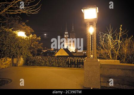 Kathedrale von Zagreb und Stadtbild Abendlicher Blick von der oberen Stadt, der Hauptstadt von Kroatien Stockfoto