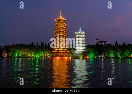 Sonne und Mond Pagoden in Guilin bei Nacht Stockfoto