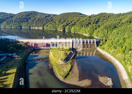 Roznow-Staudamm, See und Wasserkraftwerk am Dunajec-Fluss in Polen. Luftaufnahme. Am frühen Morgen im Frühling Stockfoto