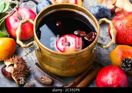 Alkoholische Obst drink Sangria. Rotwein und im Herbst Früchte auf dem Tisch. Stockfoto