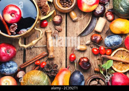 Alkoholische Obst drink Sangria. Rotwein und im Herbst Früchte auf dem Tisch. Stockfoto