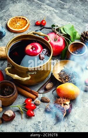 Alkoholische Obst drink Sangria. Red Hot Wein und im Herbst Früchte auf dem Tisch. Stockfoto