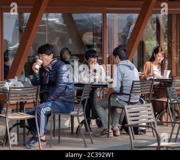 Menschen im Stabucks Kaffeehaus im Ueno Park, Tokio, Japan Stockfoto