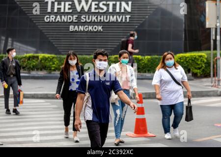 Fußgänger mit Gesichtsmaske in der Nähe des Westin Grande Sukhumvit Hotels während der Pandemie von Covid 19 in Bangkok, Thailand Stockfoto