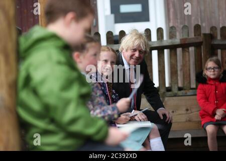 Premierminister Boris Johnson nimmt an einer sozial distanzierten Unterrichtsstunde Teil, während er die Bovingdon Primary School in Bovingdon, Hemel Hempstead, Hertfordshire, besucht, nachdem ein Plan von 1 Milliarde GBP angekündigt wurde, um Schülern zu helfen, ihre Ausbildung vor September nachzuholen, nachdem sie während der Coronavirus-Sperre Monate außerhalb der Schule verbracht hatten. Stockfoto