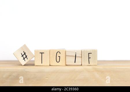 Holzwürfel mit Hashtag und das Wort tgif, d. h. Ich danke Gott seine Freitag, social media Konzept Hintergrund close-up Stockfoto