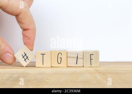 Holzwürfel mit Hashtag und das Wort tgif, d. h. Ich danke Gott seine Freitag, social media Konzept Hintergrund close-up Stockfoto