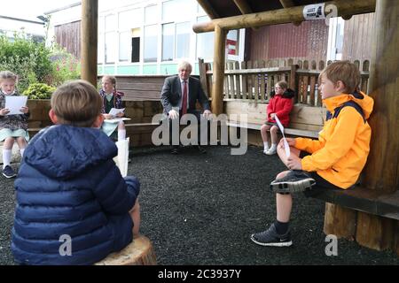 Premierminister Boris Johnson nimmt an einer sozial distanzierten Unterrichtsstunde Teil, während er die Bovingdon Primary School in Bovingdon, Hemel Hempstead, Hertfordshire, besucht, nachdem ein Plan von 1 Milliarde GBP angekündigt wurde, um Schülern zu helfen, ihre Ausbildung vor September nachzuholen, nachdem sie während der Coronavirus-Sperre Monate außerhalb der Schule verbracht hatten. Stockfoto