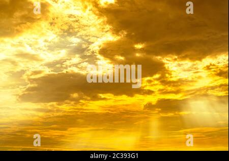 Gottes Licht. Dramatische golden bewölkten Himmel mit Sun Beam. Gelbe Sonne strahlen durch Goldene Wolken. Gottes Licht vom Himmel für Hoffnung und Gläubigen Konzept. Schreien Stockfoto