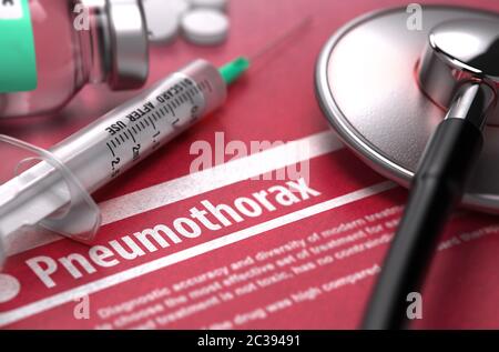 Pneumothorax - Medizinisches Konzept auf rotem Hintergrund mit verschwommenem Text und Zusammensetzung von Pillen, Spritze und Stethoskop. 3D-Rendern. Stockfoto