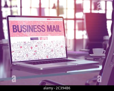 Business Mail Concept - Nahaufnahme der Landing Page des Laptop-Bildschirms im modernen Office Workplace. Tonbild mit selektivem Fokus. 3D-Rendern. Stockfoto