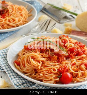 Spaghetti alla Amatriciana auf einem Holztisch Nahaufnahme Stockfoto