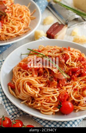 Spaghetti alla Amatriciana auf einem Holztisch Nahaufnahme Stockfoto