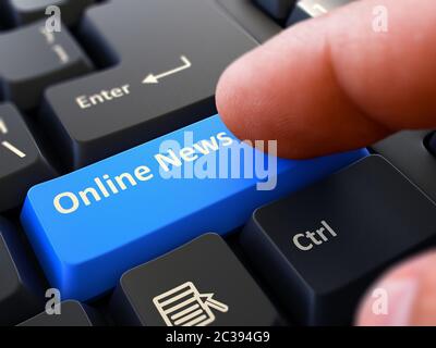 Online News - geschrieben auf blauer Tastatur. Männliche Hand drückt Taste auf schwarzer PC-Tastatur. Nahaufnahme. Verschwommener Hintergrund. 3D-Rendern. Stockfoto