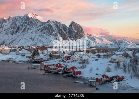 Das kleine arktische Dorf reine auf den Lofoten. Stockfoto