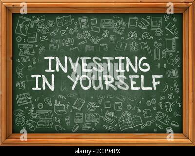Grüne Kreidetafel mit handgezeichneten Investieren in sich selbst mit Doodle Icons herum. Linienstil Illustration. Stockfoto