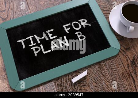 Zeit für Plan B handgeschrieben von White Chalk auf einem Schwarzen Brett. Zusammensetzung mit kleiner blauer Tafel und Tasse Kaffee. Draufsicht. 3D-Rendern. Stockfoto