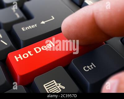 Ein Finger drückt roten Knopf Hot Deal auf der schwarzen Computertastatur. Nahaufnahme. Selektiver Fokus. 3D-Rendern. Stockfoto