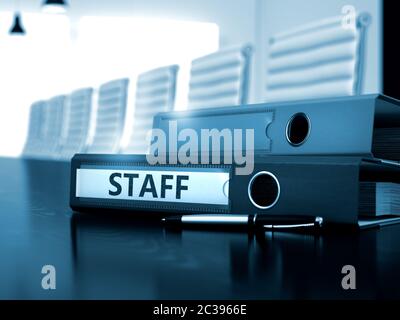 Personal - Geschäftskonzept. Mitarbeiter - Ordner auf Office Wooden Desktop. Personal - Geschäftskonzept auf verschwommenem Hintergrund. Büroordner mit Inschrift Staf Stockfoto