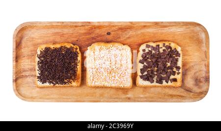 Blick von oben auf die verschiedenen niederländischen sweet Sandwich mit Toast und Toppings aus Schokolade Streusel auf Holzplatte auf weißem Hintergrund Stockfoto